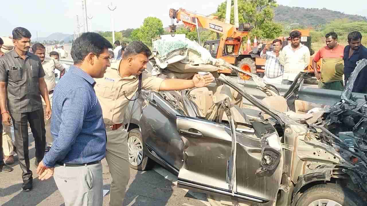ఘోర రోడ్డు ప్రమాదం.. కంటైనర్‌ కిందికి దూసుకెళ్లిన కారు.. ఐదుగురు మృతి, ఇద్దరికి సీరియస్!