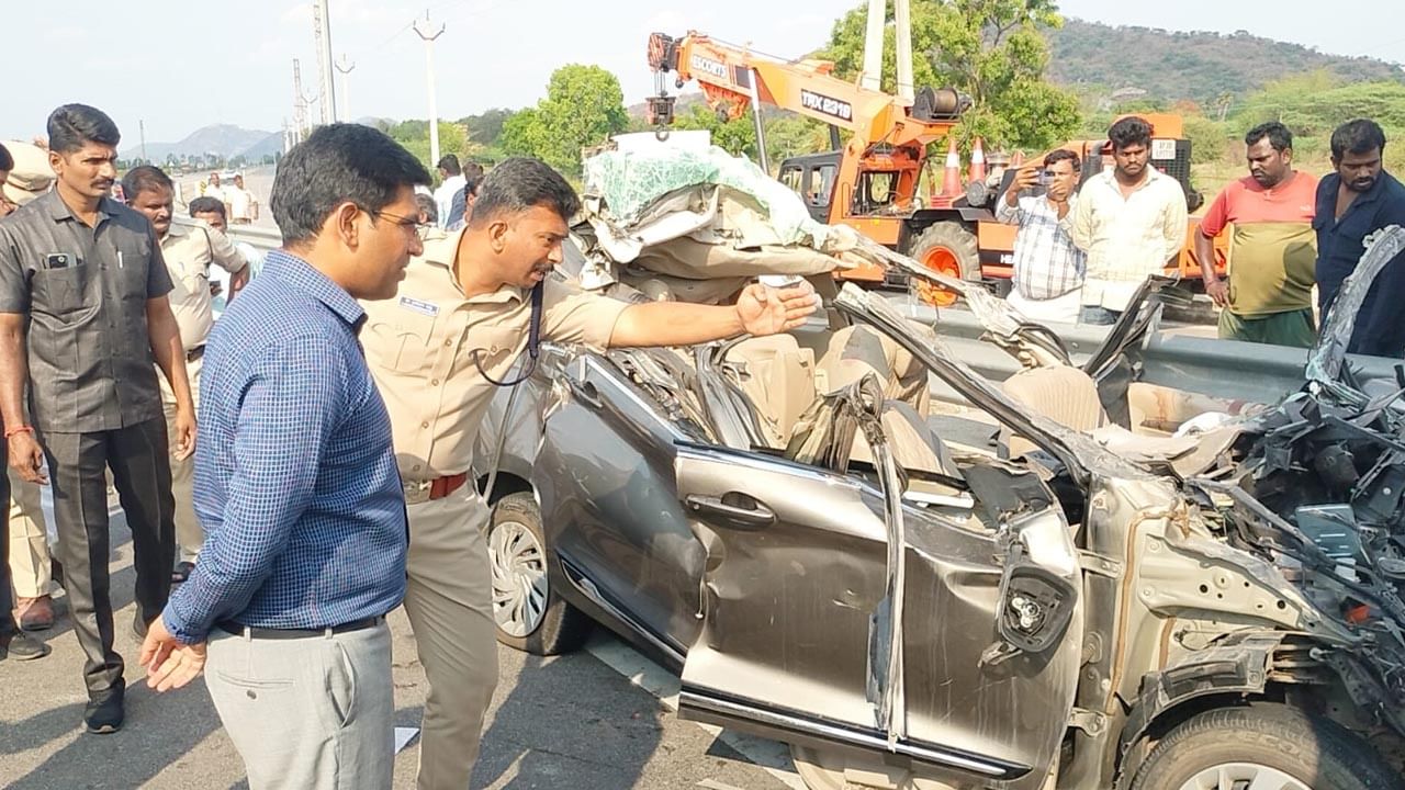 ఘోర రోడ్డు ప్రమాదం.. కంటైనర్‌ కిందికి దూసుకెళ్లిన కారు.. ఐదుగురు మృతి, ఇద్దరికి సీరియస్!