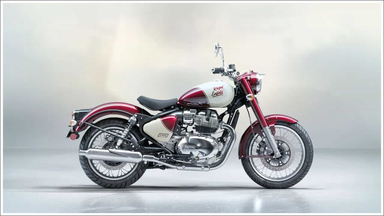 Royal Enfield Classic 650: ప్రీమియం క్రూయిజర్ బైక్ కంపెనీ రాయల్ ఎన్ఫీల్డ్ భారత మార్కెట్లోకి కొత్త బైక్ రాయల్ ఎన్ఫీల్డ్ క్లాసిక్ 650 ను విడుదల చేసింది. కొత్త క్లినిక్ 650 కంపెనీ భారీ సామర్థ్యం గల 650cc లైనప్లో ఆరవ మోడల్. క్లాసిక్ 650 శ్రేణిలోని ఇతర ప్రధాన మోడళ్ల మాదిరిగానే అదే ఇంజిన్ ప్లాట్ఫామ్ను ఉపయోగిస్తుంది. ఈ బైక్ను తొలిసారిగా గత సంవత్సరం మిలాన్ ఆటో షోలో ప్రదర్శించారు. ఇది 'క్లాసిక్' అని పేరు పెట్టారు. ఇది రాయల్ ఎన్ఫీల్డ్ అత్యంత ప్రజాదరణ పొందిన బైక్. ఇది భారతదేశంలో, ప్రపంచవ్యాప్తంగా ప్రజాదరణ పొందింది.