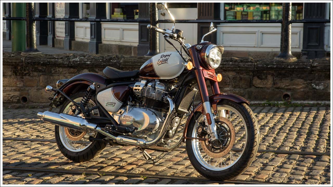 దీని ప్రారంభ ధర రూ. 3.37 లక్షలు (ఎక్స్-షోరూమ్). క్లాసిక్ 650 4 రంగు ఎంపికలలో లభిస్తుంది. అవి వెల్లమ్ రెడ్, బ్రంటింగ్‌థోర్ప్ బ్లూ, టీల్ గ్రీన్, బ్లాక్ క్రోమ్. ఈ బైక్ కోసం బుకింగ్‌లు ప్రారంభమయ్యాయి. డెలివరీలు త్వరలో ప్రారంభమవుతాయి. ఈ బైక్ మైలేజ్ లీటర్‌కు 21.45 కి.మీ. ఉండవచ్చు. అయితే కంపెనీ దీని గురించి ఏం చెప్పలేదు.  వివిధ రంగులలో ఉన్న రాయల్ ఎన్‌ఫీల్డ్ క్లాసిక్ 650 ఎక్స్-షోరూమ్ ధరను మనం పరిశీలిస్తే, బ్రంటింగ్‌థోర్ప్ బ్లూ, వల్లం రెడ్: రూ. 3.37 లక్షలు. టీల్: రూ. 3.41 లక్షలు, బ్లాక్ క్రోమ్: రూ. 3.50 లక్షలు ఉన్నట్లు తెలుస్తోంది.