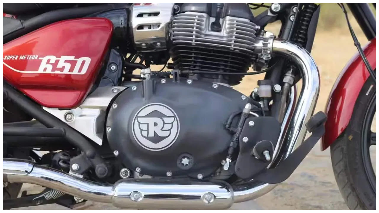 క్లాసిక్ 650 సూపర్ మెటోర్/షాట్‌గన్ ప్లాట్‌ఫామ్‌పై నిర్మించింది. ఇ అదే స్టీల్ ట్యూబులర్ స్పైన్ ఫ్రేమ్, సబ్‌ఫ్రేమ్, స్వింగ్‌ఆర్మ్‌ను ఉపయోగిస్తుంది. సస్పెన్షన్ కోసం ముందు భాగంలో 43mm టెలిస్కోపిక్ ఫోర్క్ సెటప్, వెనుక భాగంలో ట్విన్ షాక్ అబ్జార్బర్‌లు ఉన్నాయి. బ్రేకింగ్ కోసం రెండు చక్రాలకు డిస్క్ బ్రేక్‌లు ఉన్నాయి. ప్రత్యేకత ఏమిటంటే ఇది డ్యూయల్-ఛానల్ ABSతో అమర్చబడి ఉంటుంది. అయితే, ఈ బైక్‌లో అల్లాయ్ వీల్స్‌కు బదులుగా నాలుగు-స్పోక్ వీల్స్ మాత్రమే ఉన్నాయి. ఇది కొనుగోలుదారులను కొంచెం నిరాశపరచవచ్చు. ఈ బైక్ ఇంధన ట్యాంక్ సామర్థ్యం 14.7 లీటర్లు. సీటు ఎత్తు 800 మి.మీ. గ్రౌండ్ క్లియరెన్స్ 154 మి.మీ. దీని కాలిబాట బరువు 243 కిలోలు. ఇది ఇప్పటివరకు అత్యంత బరువైన రాయల్ ఎన్‌ఫీల్డ్ బైక్‌గా నిలిచింది.