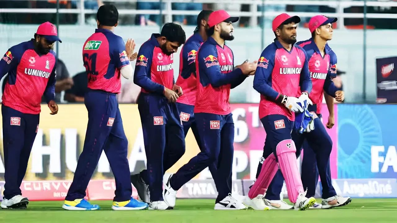 ఈ సారి రాజస్థాన్ రాయల్స్ జట్టుకు కెప్టెన్లుగా వ్యవహరించిన రియాన్ పరాగ్, సంజు శాంసన్ ఇద్దరూ స్లో ఓవర్ రేటు కారణంగా ఫైన్ కట్టాల్సి వచ్చింది. అలాగే 5 టీమ్స్ నుంచి మొత్తం ఆరుగురు కెప్టెన్లపై జరిమానా విధించారు. వాళ్లు ఎవరో ఇప్పుడు చూద్దాం..