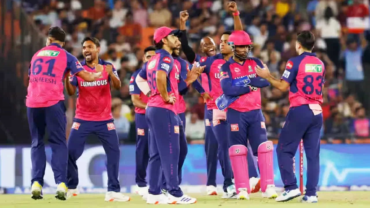 రాజస్థాన్ రాయల్స్: సంజు శాంసన్ నాయకత్వంలోని రాజస్థాన్ రాయల్స్ 7 మ్యాచ్ల్లో 2 విజయాలు సాధించింది. RRకి ఇంకా 7 మ్యాచ్లు ఆడాల్సి ఉంది. ఈ మ్యాచ్లలో 6 గెలిస్తే ప్లేఆఫ్స్లోకి ప్రవేశించవచ్చు.