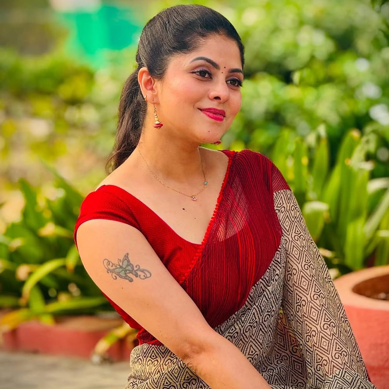 రుద్రాణి అత్త.. అలియాస్ షర్మిత గౌడ గురించి ప్రత్యేకంగా పరిచయం అవసరంలేదు. ఇప్పుడు బుల్లితెరపై బ్రహ్మముడి సీరియల్ ద్వారా తెలుగు ప్రేక్షకులకు దగ్గరయ్యింది. ఇందులో నెగిటివ్ పాత్ర రుద్రాణిగా మెప్పిస్తుంది.