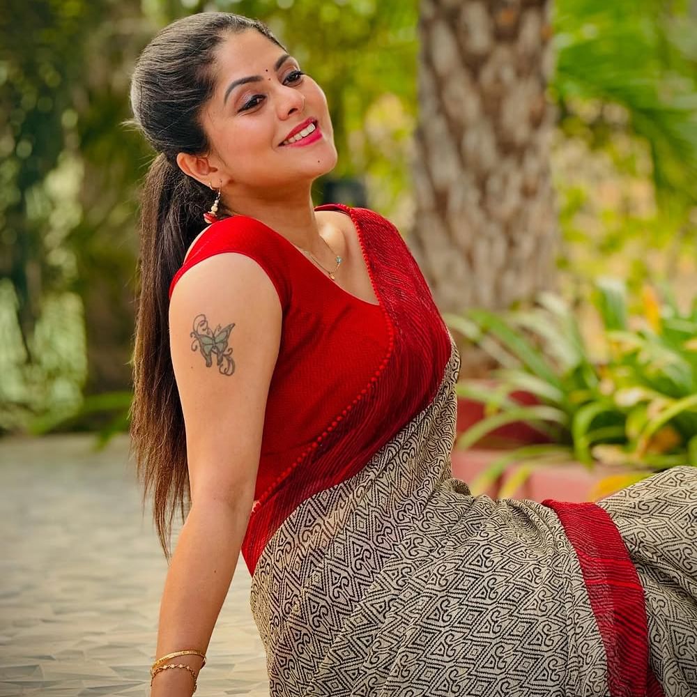 బ్రహ్మముడి సీరియల్లో అత్త పాత్రలో అద్భుతమైన నటనతో కట్టిపడేస్తున్న రుద్రాణి.. నెగిటివ్ షేడ్స్ ఉన్న పాత్రలో అటు యాక్టింగ్.. ఇటు గ్లామర్ ఇరగదీస్తుంది. రాహుల్ తల్లిగా, రాజ్ కు అత్తగా కనిపిస్తుంది.