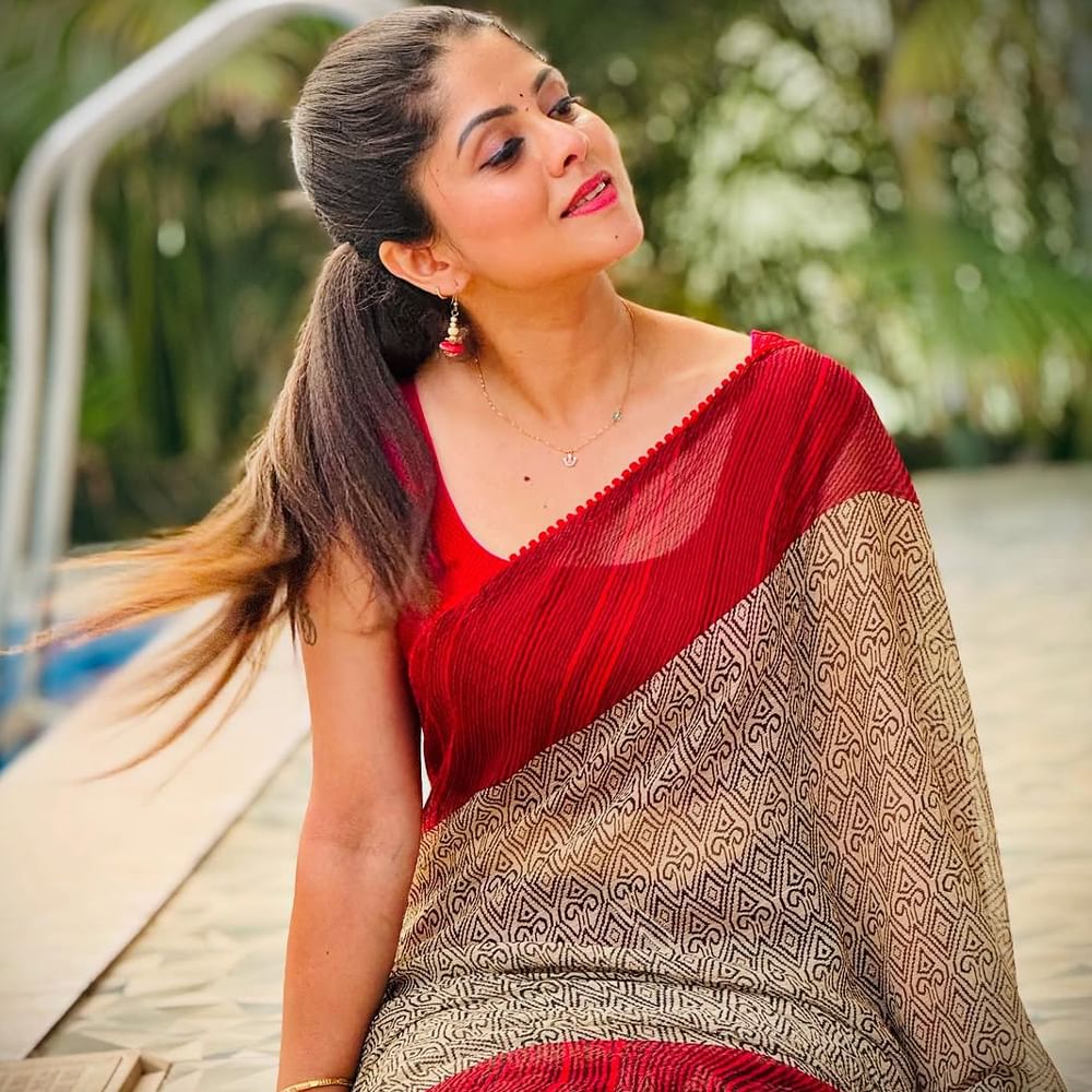 అయితే బుల్లితెరపై తల్లి, అత్త పాత్రలలో కనిపిస్తున్న రుద్రాణి నెట్టింట మాత్రం గ్లామర్ ఫోటోలతో హీరోయిన్లకు ధీటుగా ఫోటోషూట్స్ చేస్తుంది. మెడ్రన్ డ్రెస్సులలో మతిపోగొట్టేస్తుంది. షర్మిత గౌడ లేటేస్ట్ ఫోటోలకు నెటిజన్స్ ఫిదా అవుతున్నారు.