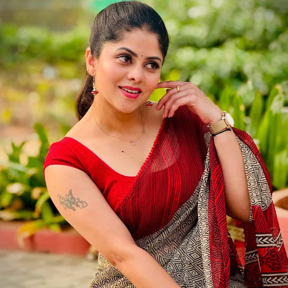 ఇక ఇప్పుడు బ్రహ్మముడి సీరియల్ ద్వారా తెలుగు తెరకు పరిచమయైంది. ఇందులో నెగిటివ్ షేడ్స్ ఉన్న పాత్రలో అద్భుతమైన నటనతో కట్టిపడేస్తుంది. తాజాగా షర్మిత చీరకట్టులో షేర్ చేసిన ఫోటోస్ ఆకట్టుకుంటున్నాయి. 