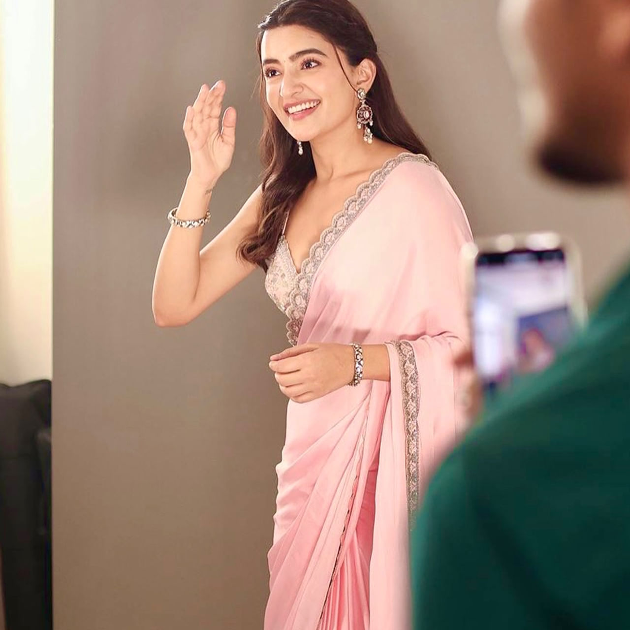 రుక్సార్ ధిల్లన్ ప్రధానంగా తెలుగు సినిమాల్లో పనిచేస్తుంది. అలాగే కన్నడ , హిందీ సినిమాల్లో కూడా నటించింది. రుక్సార్ ధిల్లన్ 1993 అక్టోబర్ 12న లండన్లో జన్మించింది. ఆమె పంజాబీ ఫ్యామిలీకి చెందిన అమ్మాయి. ఆమె బాల్యం గోవాలో గడిచింది.