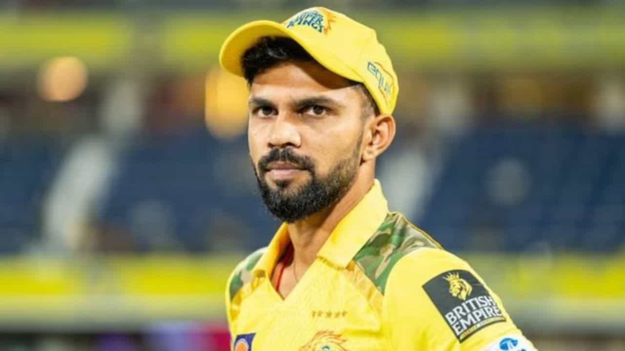 చెన్నై సూపర్ కింగ్స్ కెప్టెన్ రుతురాజ్ గైక్వాడ్ 5 మ్యాచ్‌లలో 5 ఇన్నింగ్స్‌లలో 150.61 స్ట్రైక్ రేట్‌తో 122 పరుగులు చేశాడు. 14 ఫోర్లు, 4 సిక్సర్లు కొట్టాడు. గైక్వాడ్ రెండు ఇన్నింగ్స్‌లలో చెన్నై తరపున అర్ధ సెంచరీలు కూడా చేశాడు. అయితే, మోచేయి ఎముక విరిగిపోవడం వల్ల అతను ఐపీఎల్ 2025 మిగిలిన మ్యాచ్‌లకు దూరంగా ఉన్నాడు. అతని స్థానంలో, ఎంఎస్ ధోని చెన్నై బాధ్యతలను తీసుకుంటున్నాడు.  గుజరాత్ టైటాన్స్ కెప్టెన్ శుభ్‌మాన్ గిల్ 5 మ్యాచ్‌ల్లో ఐదు ఇన్నింగ్స్‌లలో 146.53 స్ట్రైక్ రేట్‌తో 148 పరుగులు చేశాడు. గిల్ 16 ఫోర్లు, 5 సిక్సర్లు బాదాడు.