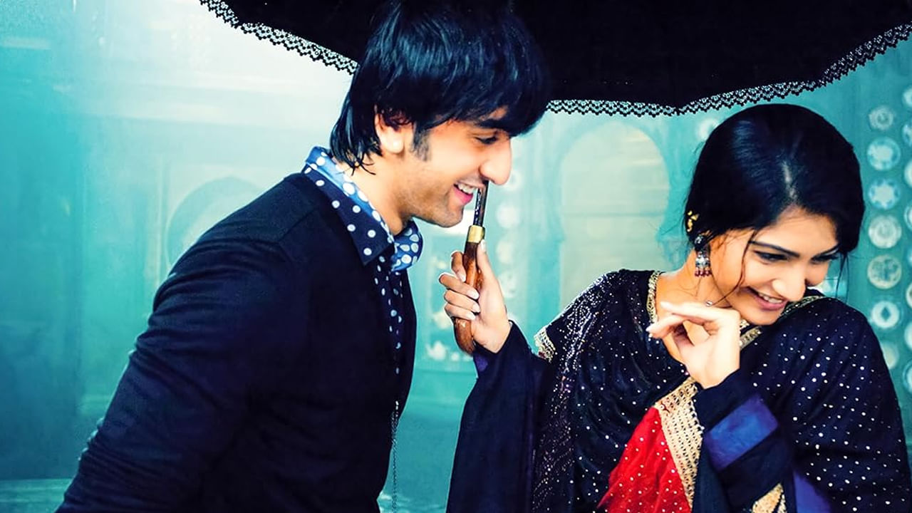 అవాస్తవిక దృశ్య ఆకర్షణకు పేరుగాంచిన సావరియా కోసం ఫిల్మ్ సిటీలో లోపల నిర్మించిన పూర్తిగా కృత్రిమమైన నగరాన్ని నిర్మించారు. దీనిలో రూ. 20–22 కోట్ల అంచనా వ్యయంతో వంతెనలు, రాళ్లతో కప్పబడిన వీధులు, గోతిక్ నీలిరంగు టోన్లతో పూర్తి చేసిన శైలీకృత పట్టణం, భన్సాలీ కళాత్మక దృష్టిని మునుపెన్నడూ లేని విధంగా ప్రదర్శించే సినిమాటిక్  ఎక్స్‎పీరియెన్స్ ఇది.