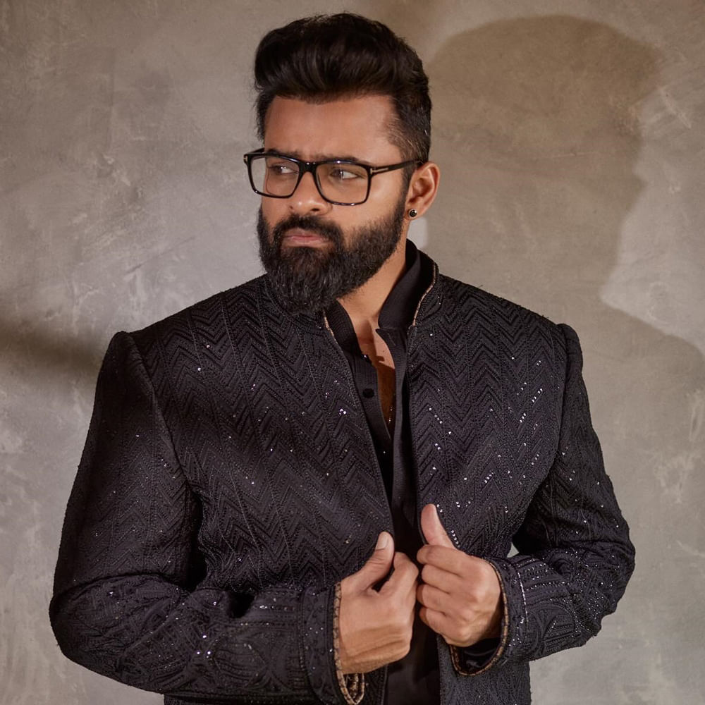 
సాయి ధరమ్‌ తేజ్‌ హీరోగా నిరంజన్‌ రెడ్డి నిర్మిస్తున్న సినిమా షూటింగ్ తుక్కుగూడలో జరుగుతోంది. మిరాయ్‌ కోసం రామోజీ ఫిలిం సిటీలో యాక్షన్ సీన్‌ చిత్రీకరణలో పాల్గొంటున్నారు తేజ సజ్జ.