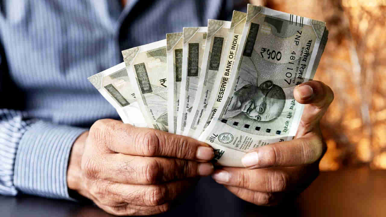 Salary Negotiation: జీతం పెంచమని డైరెక్ట్గా అడగలేకపోతున్నారా.. ఈ ట్రిక్స్ ఫాలో అవ్వండి