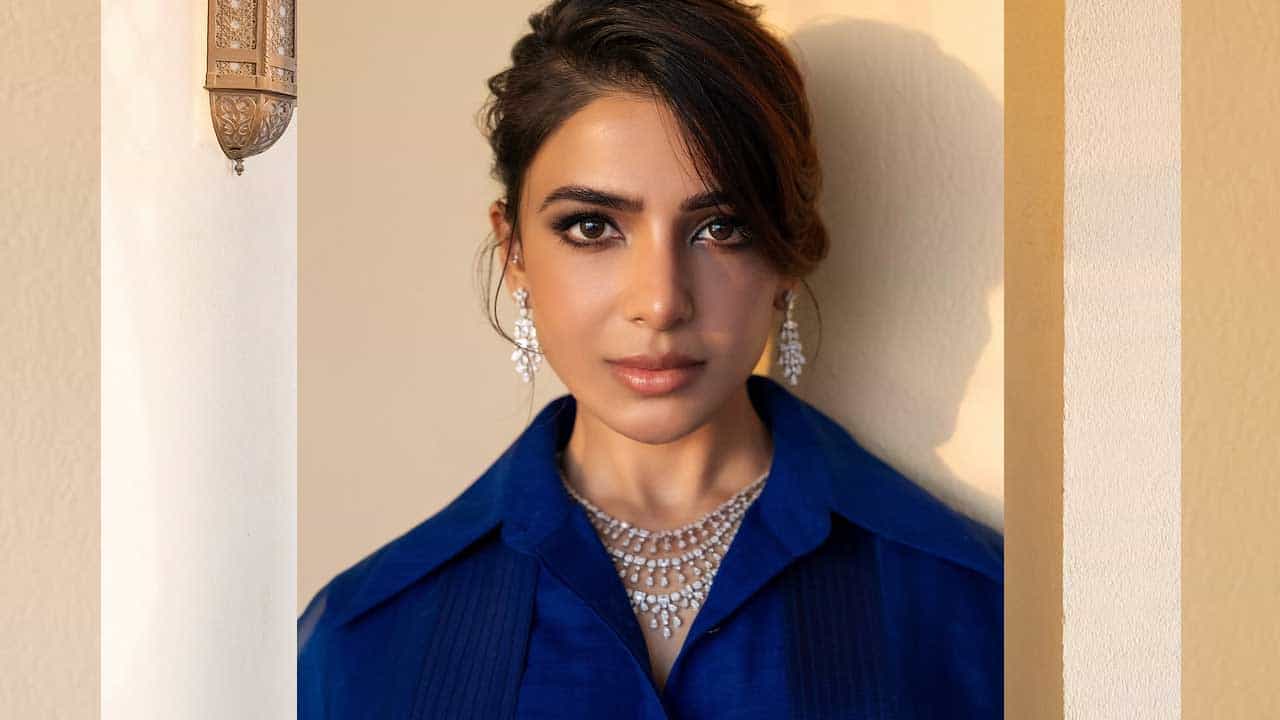 బ్లూ కలర్ డ్రెస్ లో జ్యువెల్లరీ ధరించి ఉన్న ఫొటోలను ఈ అమ్మడు షేర్ చేయడంతో అవి నెట్టింట తెగ వైరల్ అవుతున్నాయి. ఇందులో సమంత చాలా అందంగా అచ్చం అప్సరలానే కనిపిస్తుంది.