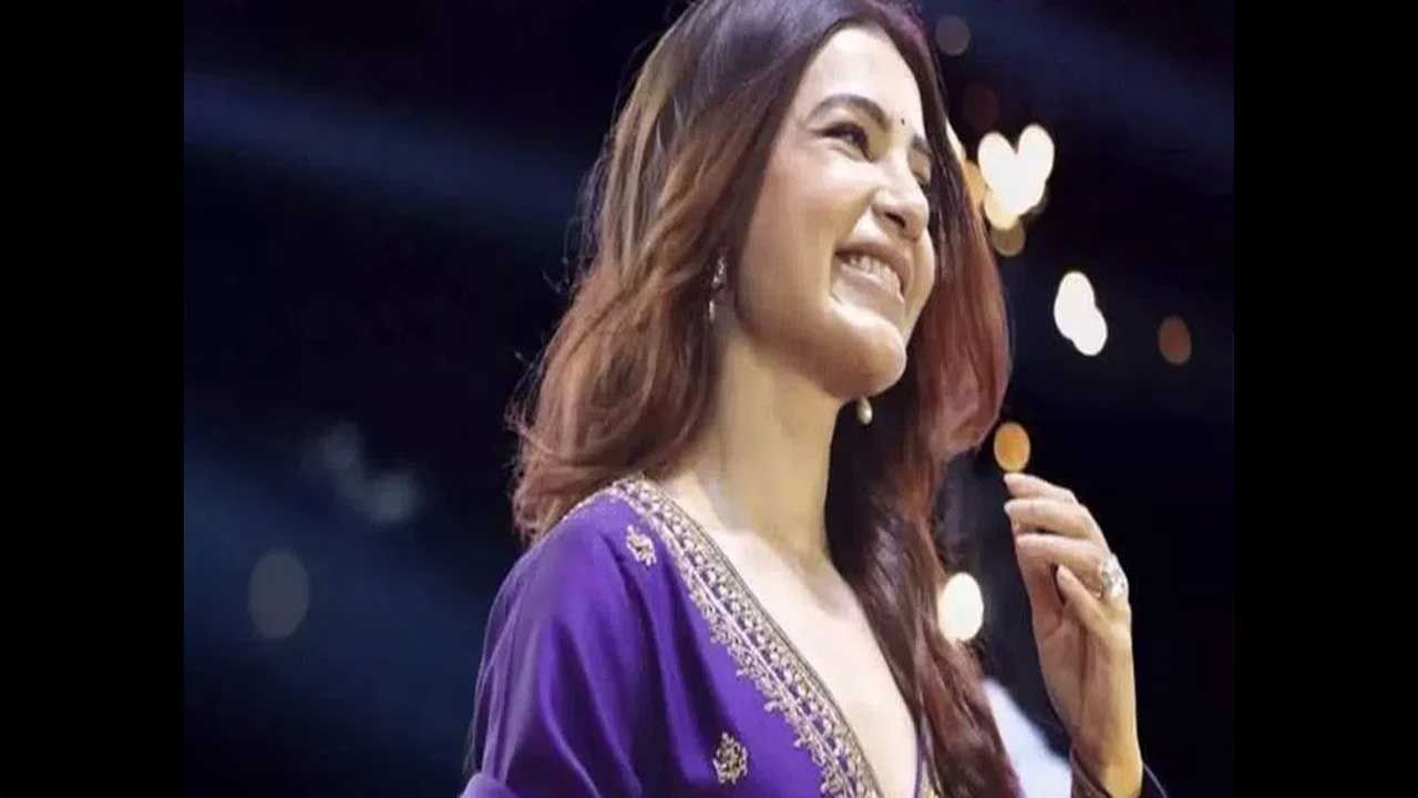 ప్రస్తుతం సమంత శుభం మూవీ ప్రమోషన్స్ లో పాల్గొంటుంది. ఈ క్రమంలోనే ఈ ముద్దుగుమ్మకు సంబంధించిన పలు ఫొటోలు నెట్టింట్లో తెగ వైరల్ అవుతున్నాయి. అందులో ఈ బ్యూటీ వైలెట్ కలర్ చుడీదార్‌లో చూడటానకి చాలా అందంగా కనిపిస్తుంది. ప్రస్తుతం దీనికి సంబంధించిన ఫొటోలు సోషల్ మీడియాలో తెగ ట్రెండ్ అవుతున్నాయి.