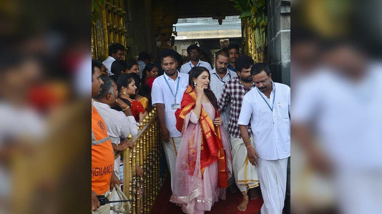 టాలీవుడ్ స్టార్ హీరోయిన్ సమంత గురించి ఎంత చెప్పినా తక్కువే. అందం, అభినయం ఈ ముద్దుగుమ్మ సొంతం. వరసగా సినిమాలు చేస్తూ.. చేసిన ప్రతి సినిమా బ్లాక్ బస్టర్ హిట్ అందుకోవడంతో ఈ బ్యూటీ ఇండస్ట్రీలోకి వెళ్లిన అతి కొన్ని రోజుల్లో స్టార్ హీరోయిన్ గా తన సత్తా చాటింది.