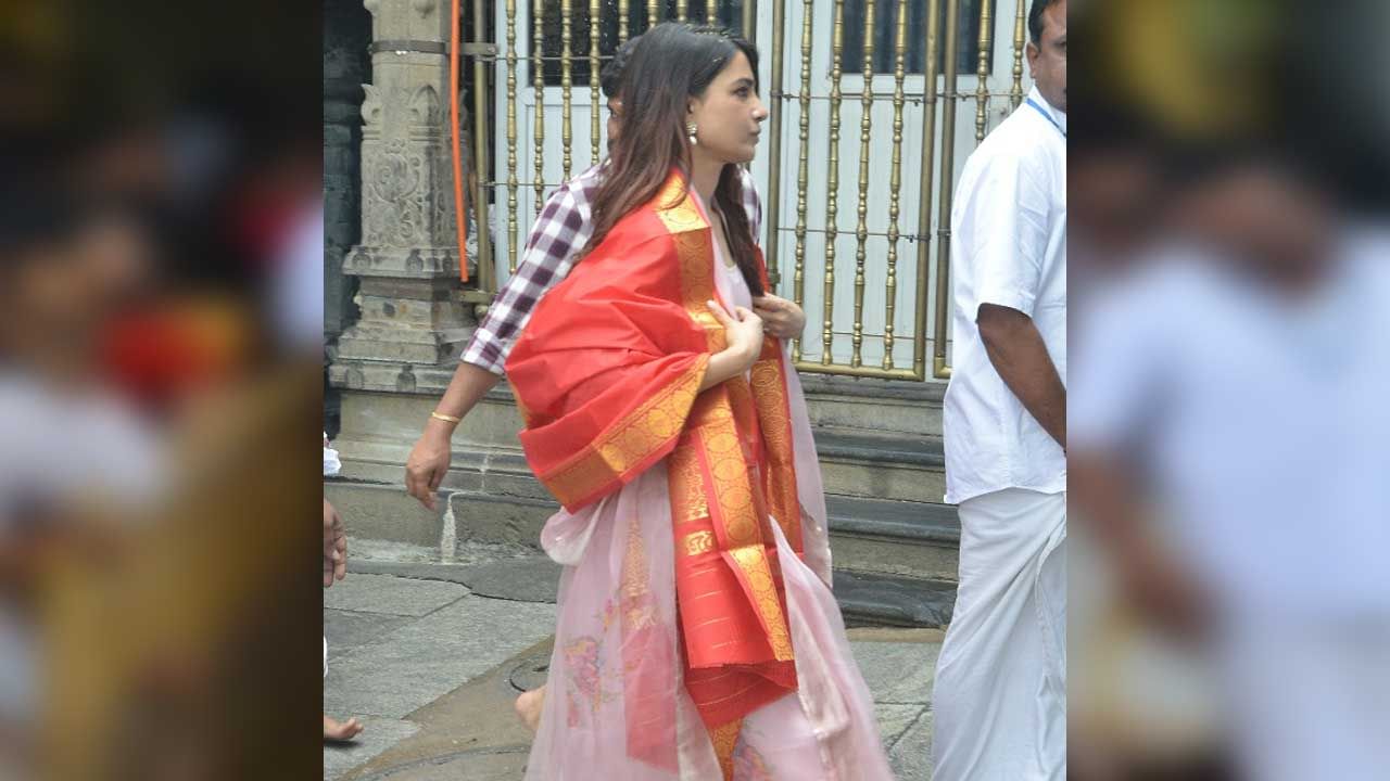 దీంతో ఈ మూవీ మంచి హిట్ అందుకోవాలని హీరోయిన్ సమంత, శుభం మూవీ టీంతో కలిసి తిరుమలకు వెళ్లి శ్రీవారిని దర్శించుకున్నారు.