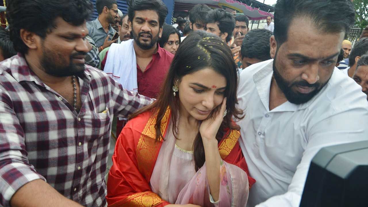 తన కెరీర్ లో సొంత బ్యానర్ పై వస్తున్న తొలి సినిమా కావడంతో మంచి హిట్ అందేలా ఆశీర్వదించాలని సమంత తిరుమలకు వెళ్లి ముక్కులు చెల్లించింది. ఈ క్రమంలో సమంత తన ప్రత్యేక వీఐపీ బ్రేక్ దర్శనం ద్వారా శుభం టీమ్ కుదర్శనం అయ్యేలా చూసింది.