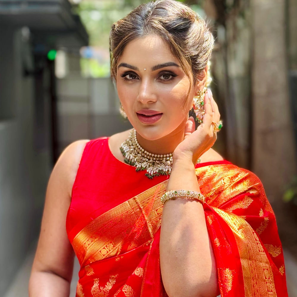 ఆమె మరెవరో కాదు.. హీరోయిన్ సంయుక్త మీనన్. పవర్ స్టార్ పవన్ కళ్యాణ్ నటించిన భీమ్లా నాయక్ సినిమాతో తెలుగు తెరకు పరిచయమైంది. మొదటి సినిమాతోనే సూపర్ హిట్ అందుకుంది. ఆ తర్వాత మరిన్ని చిత్రాల్లో నటించింది. 