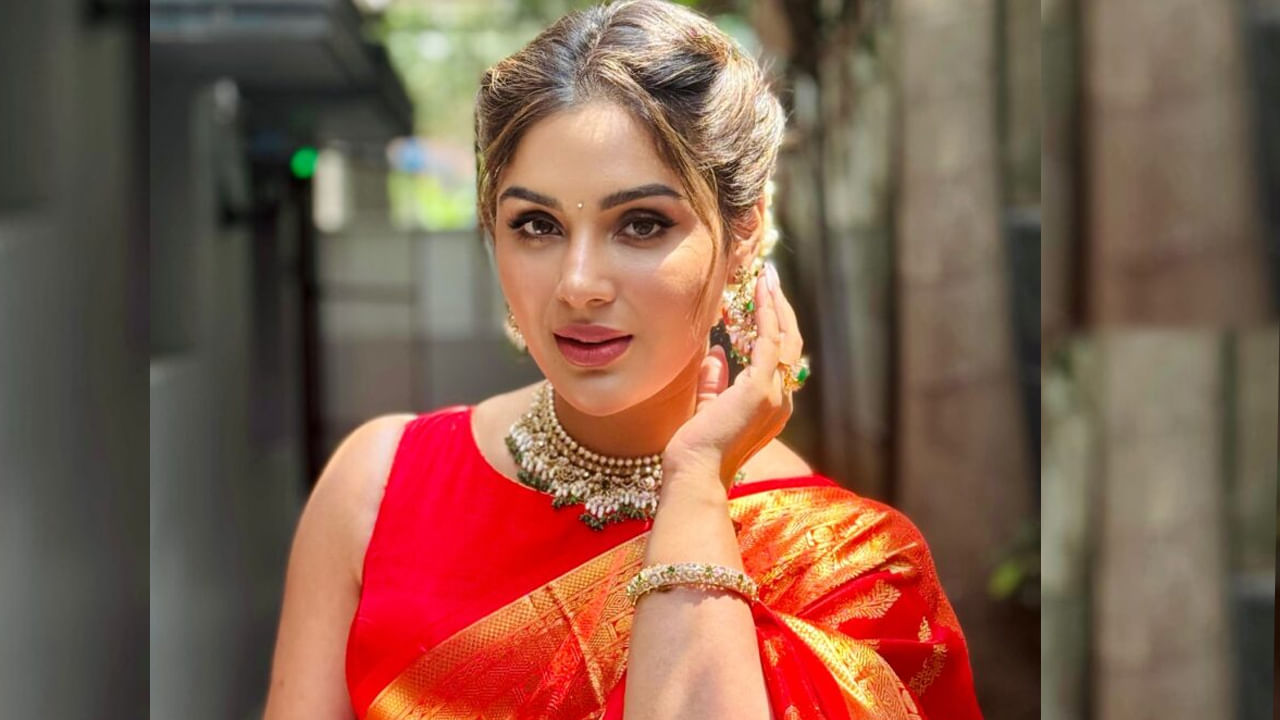 అందాల ముద్దుగుమ్మ సంయుక్త మీనన్ గురించి ప్రత్యేకంగా చెప్పాల్సిన పని లేదు. అందం, అభినయం ఈ ముద్దుగుమ్మ సొంతం, ఈ నటి పాప్ కార్న్ అనే మళయాళ మూవీతో హీరోయిన్ గా ఎంట్రీ ఇచ్చింది.