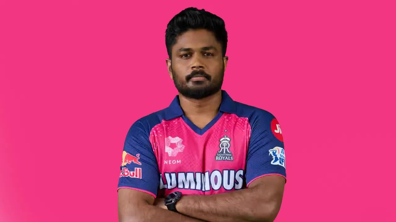 సంజు శాంసన్: అహ్మదాబాద్లోని నరేంద్ర మోడీ స్టేడియంలో గుజరాత్ టైటాన్స్తో జరిగిన మ్యాచ్లో సంజు శాంసన్ కూడా నిర్ణీత సమయంలోపు 20 ఓవర్లు పూర్తి చేయలేదు. అందువలన, రాజస్థాన్ రాయల్స్ కెప్టెన్ సంజు శాంసన్ కు రూ. 24 లక్షల జరిమానా విధించారు. ఈ మ్యాచ్ కంటే ముందు పరాగ్ కెప్టెన్సీలో ఆర్ఆర్ ఒకసారి స్లో ఓవర్ రేట్ నమోదుచేయడంతో.. రెండో సారి చేసిన తప్పుకు డబుల్ జరిమానా విధించారు.