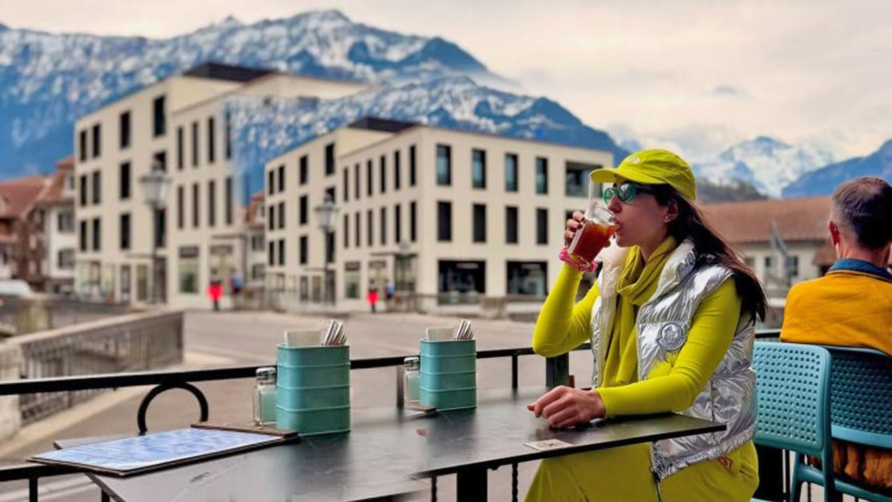 గ్లామర్ బ్యూటీ సారా అలీఖాన్ గురించి ఎంత చెప్పినా తక్కువే. అందం, అభినయం ఈ ముద్దుగుమ్మ సొంతం. తండ్రి వారసత్వంతో ఇండస్ట్రీలోకి అడుగు పెట్టిన ఈ చిన్నది అనతికాలంలో స్టార్ హీరోయిన్ గా మంచి ఫేమ్ సంపాదించుకుంది.