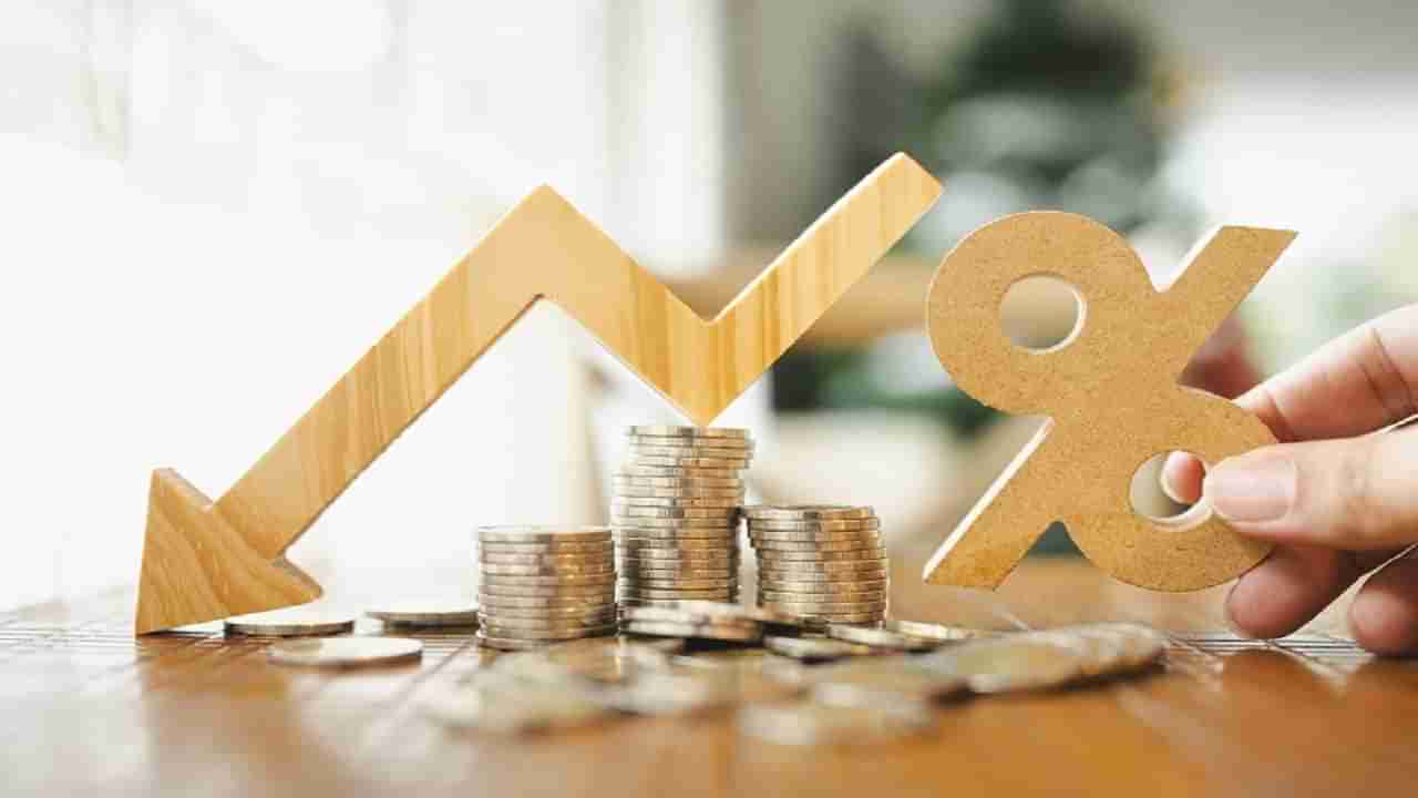 Bank Accounts: ఖాతాదారులకు ఆ బ్యాంకుల షాక్.. భారీగా వడ్డీ రేట్ల తగ్గింపు..!