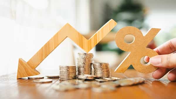 Bank Accounts: ఖాతాదారులకు ఆ బ్యాంకుల షాక్.. భారీగా వడ్డీ రేట్ల తగ్గింపు..!
