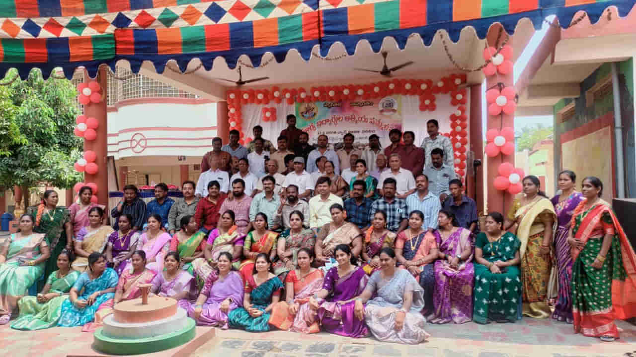 Andhra: గుర్తుకొస్తున్నాయి.. 25 ఏళ్ల తర్వాత ఒక్కచోటికి పూర్వ విద్యార్థులు.. భావోద్వేగ దృశ్యాలు