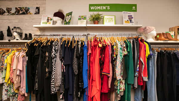 Clothing: వేరొకరు వాడేసిన బట్టలు వేసుకుంటున్నారా.. ఇలా చేస్తే ఎన్ని సమస్యలో తెలుసా..?