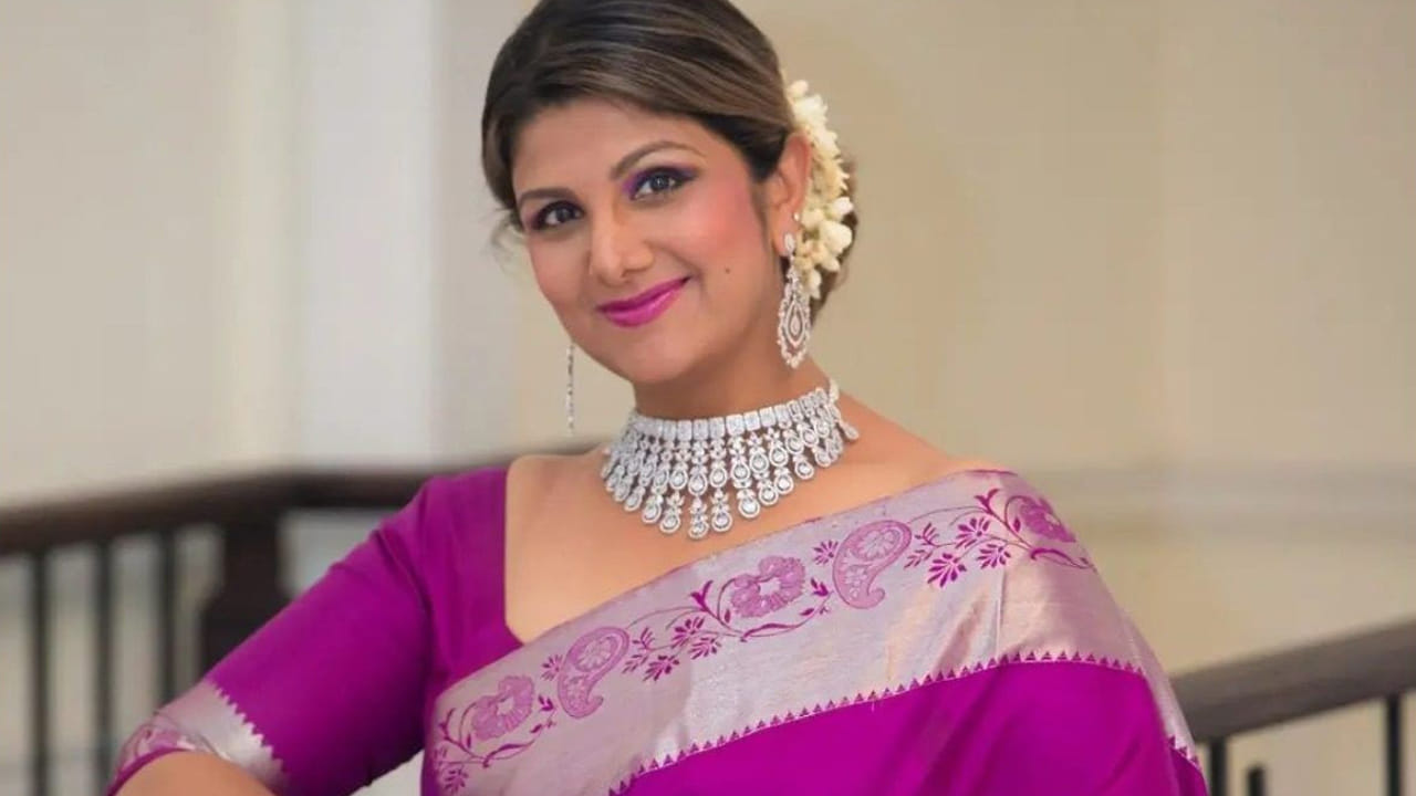 తెలుగు ఇండస్ట్రీలో ఇప్పటికే 90స్ హీరోయిన్స్ చాలా మంది క్యారెక్టర్ ఆర్టిస్టులుగా మారిపోయారు. తాజాగా రంభ కూడా అదే దారిలో వెళ్తున్నారు. ఆ మధ్య మహా సముద్రం సినిమాలో రంభపై ఉన్న అభిమానంతో ఏకంగా ఓ పాటనే పెట్టారు దర్శకుడు అజయ్ భూపతి. మొత్తానికి చూడాలిక.. రంభ రీ ఎంట్రీ ఎలా ఉండబోతుందో..?