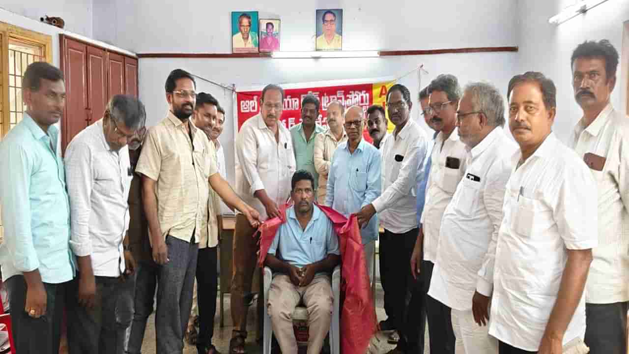 Inspiring Story: డాక్టరేట్ సాధించిన ఆటో డ్రైవర్..! జీవనోపాధి కోసం ఆటో నడుపుతూ.. డాక్టరేట్ అందుకున్న శంకర్ రావు!