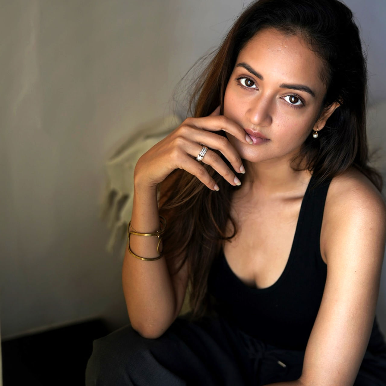 శాన్వి శ్రీవాస్తవ  మోడల్ ద్వారా కెరీర్ మొదలు పెట్టింది. ఈ అమ్మడు ఎక్కువగా కన్నడ, తెలుగు సినిమాల్లో నటించింది. ఈ బ్యూటీ డిసెంబర్ 8, 1993న వారణాసిలో జన్మించింది. శాన్వి తన నటనా జీవితాన్ని 2012లో "లవ్లీ"  చిత్రంతో ప్రారంభించింది.  ఆ సమయంలో ఆమె ఇంకా చదువుతోంది.