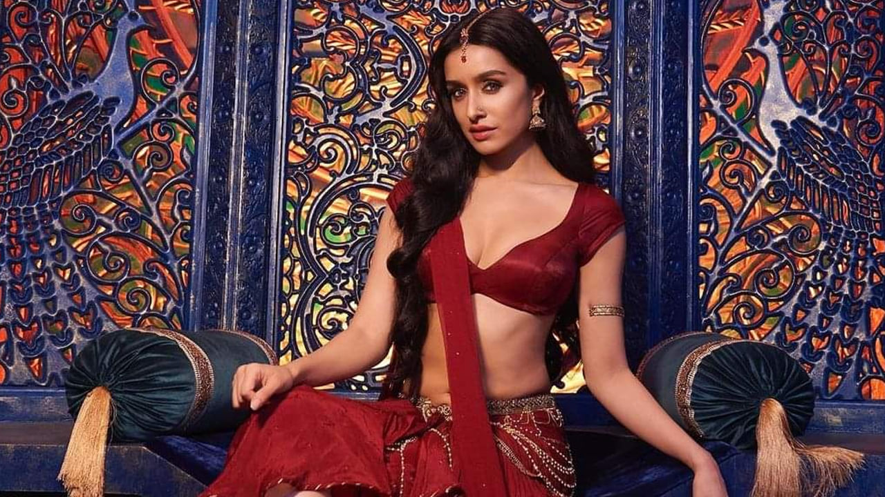 స్త్రీ 2 రిలీజ్ తరువాత లాంగ్ బ్రేక్ తీసుకున్న శ్రద్ధా కపూర్, కొత్త సినిమాకు గ్రీన్ సిగ్నల్ ఇచ్చారు. సెన్సేషనల్ మూవీ తుంబాడ్‌కు దర్శకత్వం వహించిన రాహి అనిల్‌ బార్వే దర్శకత్వంలో ఓ సినిమా చేసేందుకు ఓకే చెప్పారు. థ్రిల్లర్ జానర్‌లో తెరకెక్కనున్న ఈ సినిమాను ఎక్తా కపూర్ నిర్మిస్తున్నారు. ప్రస్తుతం ప్రీ ప్రొడక్షన్ స్టేజ్‌లోనే ఉన్న ఈ మూవీ, మరో నాలుగు నెలల్లో సెట్స్ మీదకు వెళ్లనుంది.