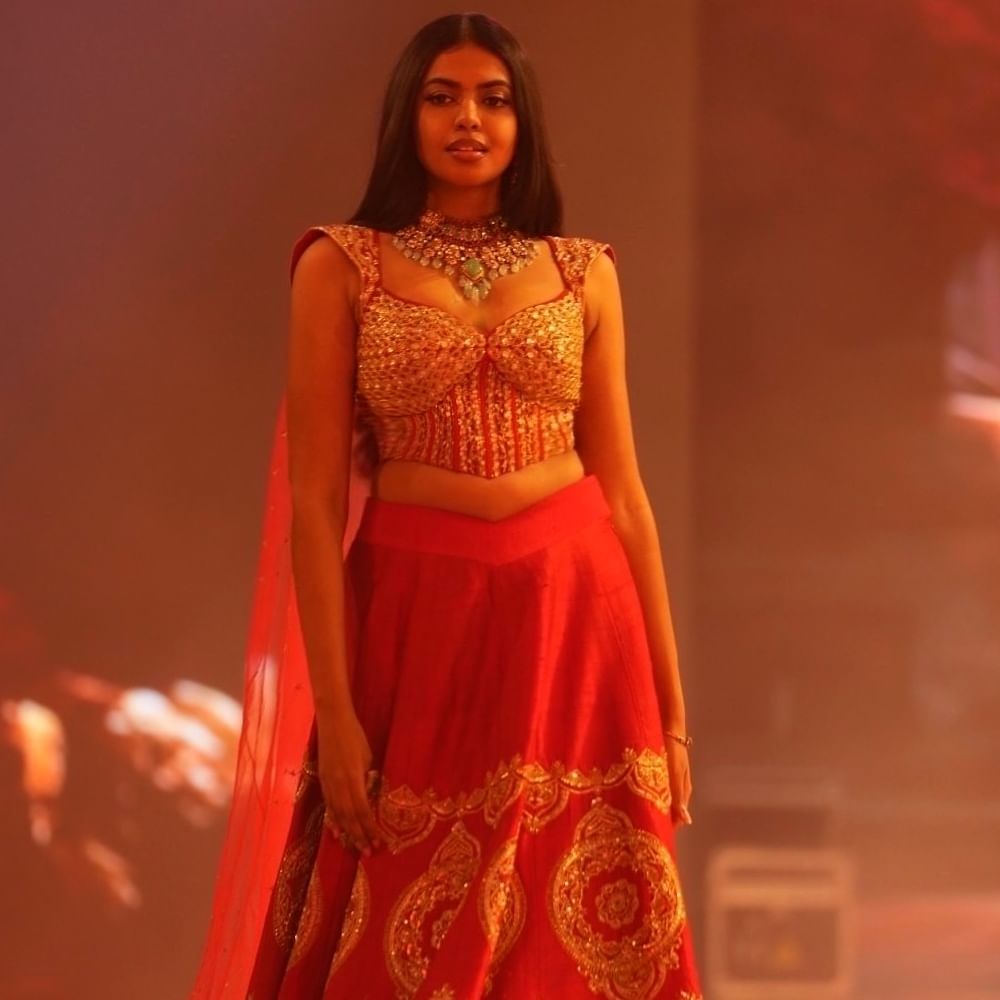 రాజశేఖర్, నటి జీవిత దంపతుల పెద్ద కుమార్తె శివాని రాజశేఖర్. 1996 జూలై 1న చెన్నైలో జన్మించిన శివాని, హైదరాబాద్లో పెరిగింది అలాగే ఈ అమ్మడు MBBS పూర్తి చేసింది. సినిమాల పై మక్కువతో హీరోయిన్ గా అడుగుపెట్టింది.