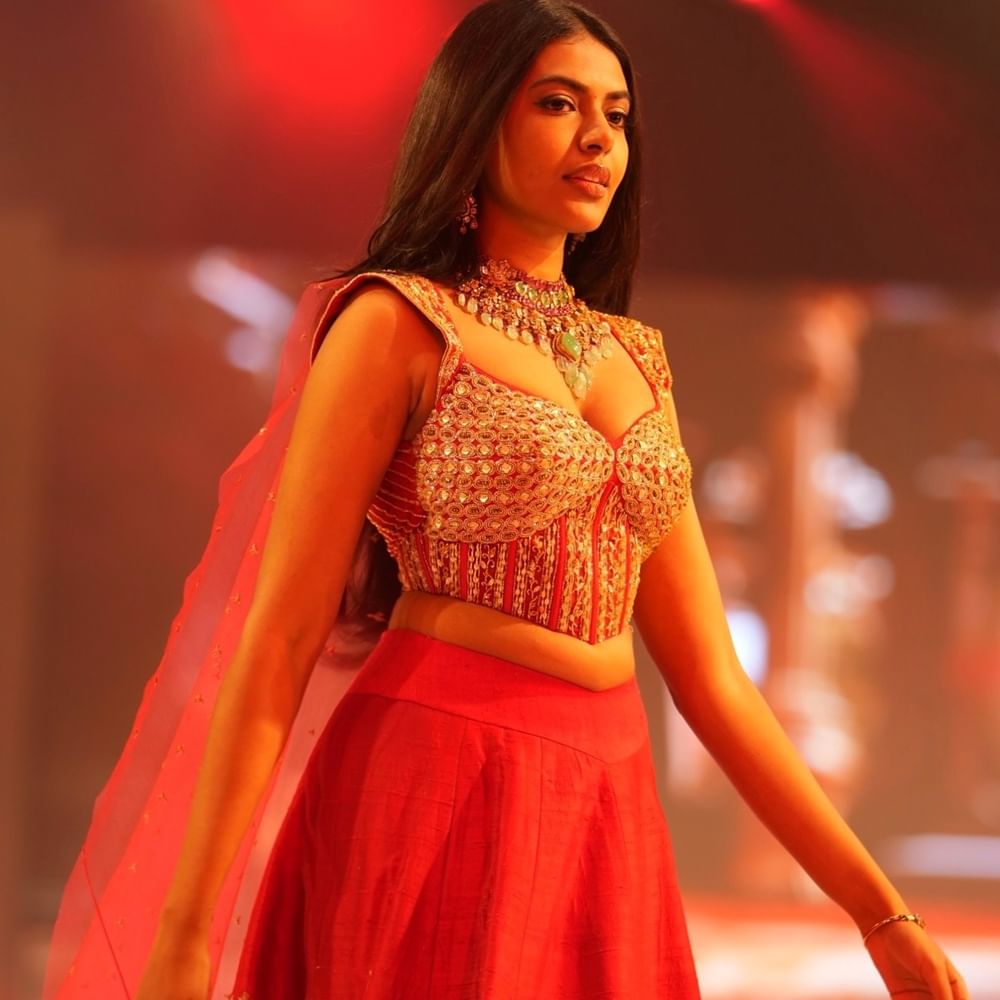 శివాని సోషల్ మీడియాలో చురుకుగా ఉంటూ తన ఫోటోషూట్లు చేస్తూ అభిమానులను ఆకట్టుకుంటుంది. వ్యక్తిగత జీవిత విశేషాలను అభిమానులతో పంచుకుంటుంది. అయితే, ఆమె నటించిన సినిమాలు ఇప్పటివరకు అనుకున్న స్థాయిలో విజయం సాధించలేదు. కానీ విమర్శకుల ప్రశంసలు అందుకుంది.