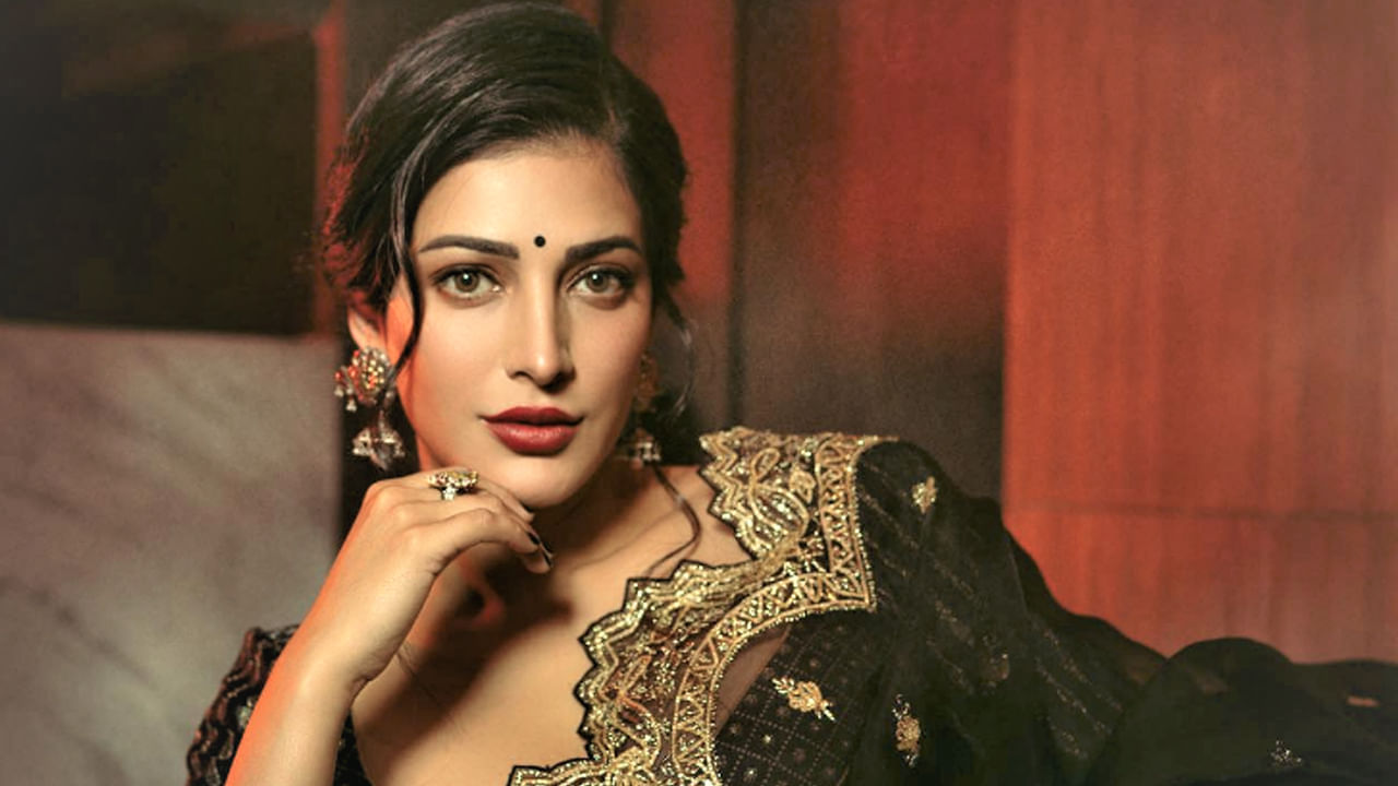 అనుష్క రేంజ్ ఎప్పుడూ 4 కోట్లకు పైనే ఉంటుంది. ఇక శృతి హాసన్ క్యారెక్టర్ చిన్నదైనా పెద్దదైనా 2 కోట్ల వరకు డిమాండ్ చేస్తున్నారు. రష్మిక రేంజ్ ఆకాశంలో ఉందిప్పుడు. ఏదేమైనా సీనియర్స్ రాజ్యం నడుస్తుందిప్పుడు.