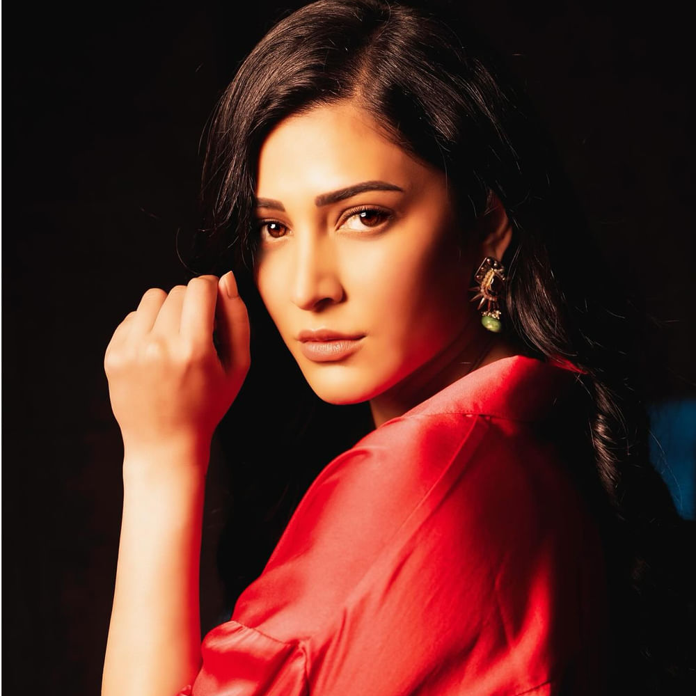 కొన్నాళ్లుగా సినిమాలకు దూరంగా ఉంటుంది హీరోయిన్ శ్రుతి హాసన్. చివరిసారిగా సలార్ చిత్రంలో కనిపించిన ఈ అమ్మడు.. తాజాగా ఓ ఇంటర్వ్యూలో పాల్గొంది. ఇందులో తన వ్యక్తిగత జీవితానికి సంబంధించిన విషయాలను పంచుకుంది. 