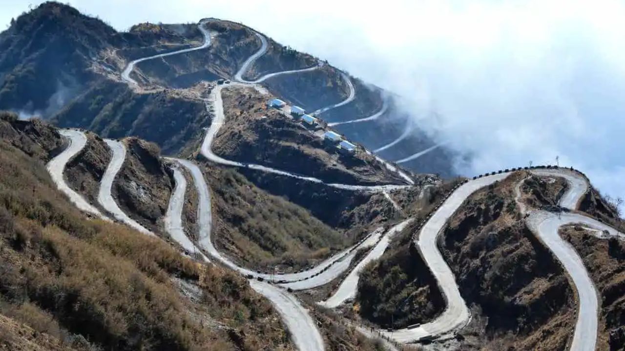 నాథు లా (Sikkim Nathu La).. నాథు లా 4,310 మీటర్ల (14,140 అడుగులు) ఎత్తులో ఉంది. ఇది భారత్-చైనా సరిహద్దుకు దగ్గరలో ఉంది. తీవ్రమైన వాతావరణం వల్ల ఈ మార్గం ప్రమాదకరంగా మారింది. ఇక్కడ మంచు తుఫానులు, కొండచరియలు విరిగిపడటం తరచూ జరుగుతుంది. రాజకీయ ఉద్రిక్తతల కారణంగా కూడా ప్రయాణానికి కొన్ని పరిమితులు ఉంటాయి.