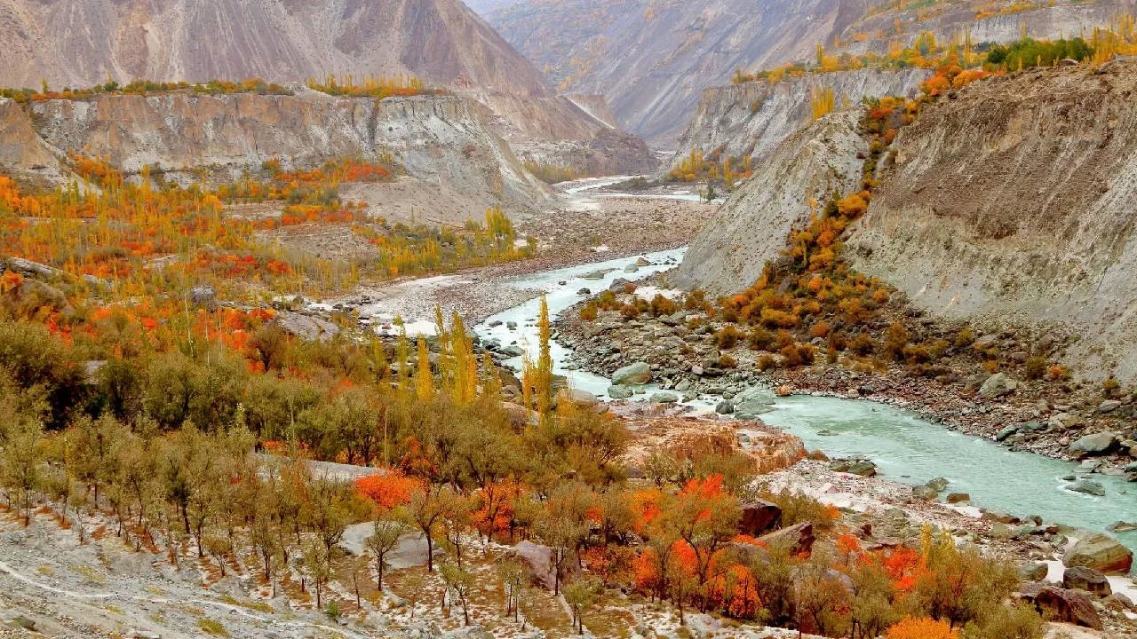 సింధు నది సముద్ర మట్టానికి దాదాపు 5,182 మీటర్ల ఎత్తులో టిబెట్‌లోని మానసరోవర్ సరస్సు సమీపంలోని సిన్-కా-బాబ్ ప్రవాహంలో ఉద్భవించి, ఇండియా గుండా ప్రవహించి, పాకిస్తాన్‌లోని కరాచీ నది సమీపంలో అరేబియా సముద్రంలో కలుస్తుంది. 