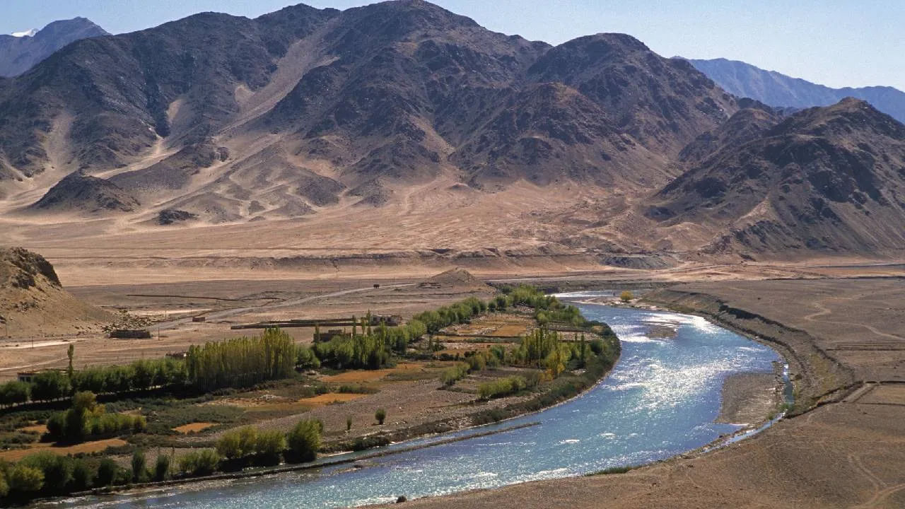 ఆసియాలో అతి పొడవైన నదులలో ఒకటైన సింధు నదీ పరీవాహక ప్రాంతాన్ని చైనా, భారతదేశం, పాకిస్తాన్, ఆఫ్ఘనిస్తాన్ పంచుకుంటాయి. ఈ నదీ పరీవాహక ప్రాంతంలో 60 శాతం  పాకిస్తాన్‌లో ఉంది. సింధు నది ఇక్కడి అనేక ప్రావిన్సులలో వ్యవసాయ, పారిశ్రామిక, ఆర్థిక కార్యకలాపాలకు మూలం. పాకిస్తాన్ ఆర్థిక వ్యవస్థకు మద్దతు ఇచ్చే ఏకైక నది ఇదే కాబట్టి దీనిని పాకిస్తాన్ జీవనాధారంగా పిలుస్తారు. 
