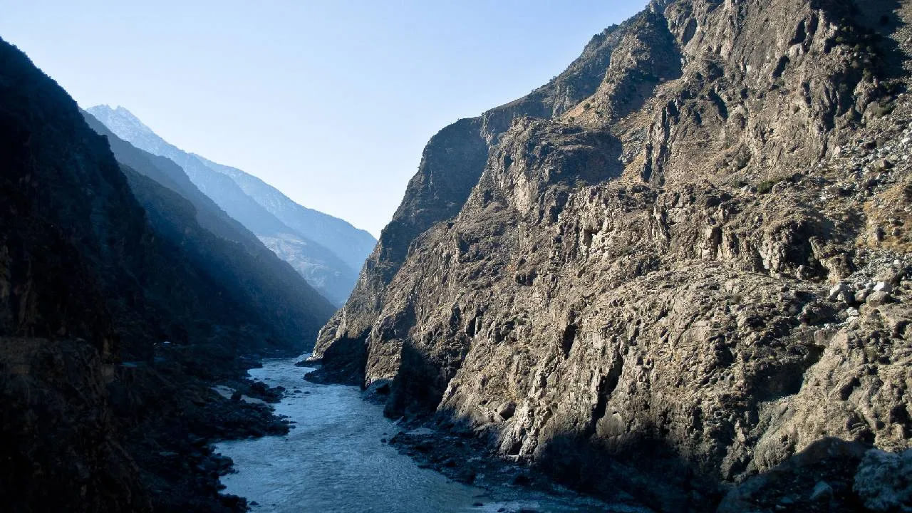 సింధు నది పొడవును పరిశీలిస్తే, ఈ నది వైశాల్యం దాదాపు 11,65,000 చదరపు కిలోమీటర్లలో విస్తరించి ఉంది. ఈ నది మొత్తం పొడవు 3,180 కి.మీ. జీలం, చీనాబ్, రావి, బియాస్, సట్లెజ్ అనే ఐదు నదులు సింధు నదికి ప్రధాన ఉపనదులు. పాకిస్తాన్ భూమిలో 92 శాతం శాశ్వత నీటిపారుదల వ్యవస్థ లేనందున సింధు నది పాకిస్తాన్ ఆర్థిక వ్యవస్థకు ఏకైక ఆధారం.