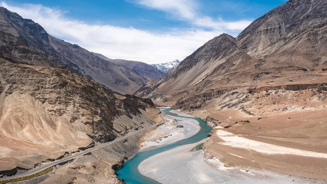 దాదాపు 3,200 కిలోమీటర్ల పొడవున్న సింధు నది భారతదేశంలో దాదాపు 800 కిలోమీటర్లు మాత్రమే ప్రవహిస్తుంది. ఈ నది జమ్మూ కశ్మీర్, లడఖ్ గుండా ప్రవహిస్తుంది. అయితే, వాస్తవానికి, ఈ నదిలో ఒక చిన్న భాగం మాత్రమే భారత నియంత్రణలో ఉంది.