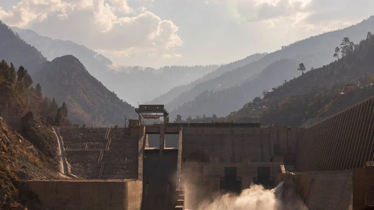 సింధు నది దాని ఉపనదులపై అనేక ఆనకట్టలు నిర్మించారు. ఇందులో విద్యుత్తును ఉత్పత్తి చేసే అనేక పెద్ద ప్రాజెక్టులు ఉన్నాయి. భారతదేశంలో సట్లెజ్ నదిపై భాక్రా ఆనకట్ట, బియాస్ నదిపై పండో ఆనకట్ట, చీనాబ్ నదిపై బాగ్లిహార్, దుల్హస్తి ఆనకట్టలు, జీలం నదిపై ఉరి, కిషన్‌గంగా ప్రాజెక్టులు నిర్మించారు. పాకిస్తాన్‌లో సింధు నదిపై తుర్బెలా ఆనకట్ట, జీలం నదిపై మంగళ ఆనకట్ట,  నీలం-జీలం ప్రాజెక్టు నిర్మించారు. ఈ ఆనకట్టలన్నీ ఇండియా, పాకిస్తాన్ విద్యుత్ ఉత్పత్తికి, నీటిపారుదల వ్యవస్థకు ఉపయోగపడుతున్నాయి. 