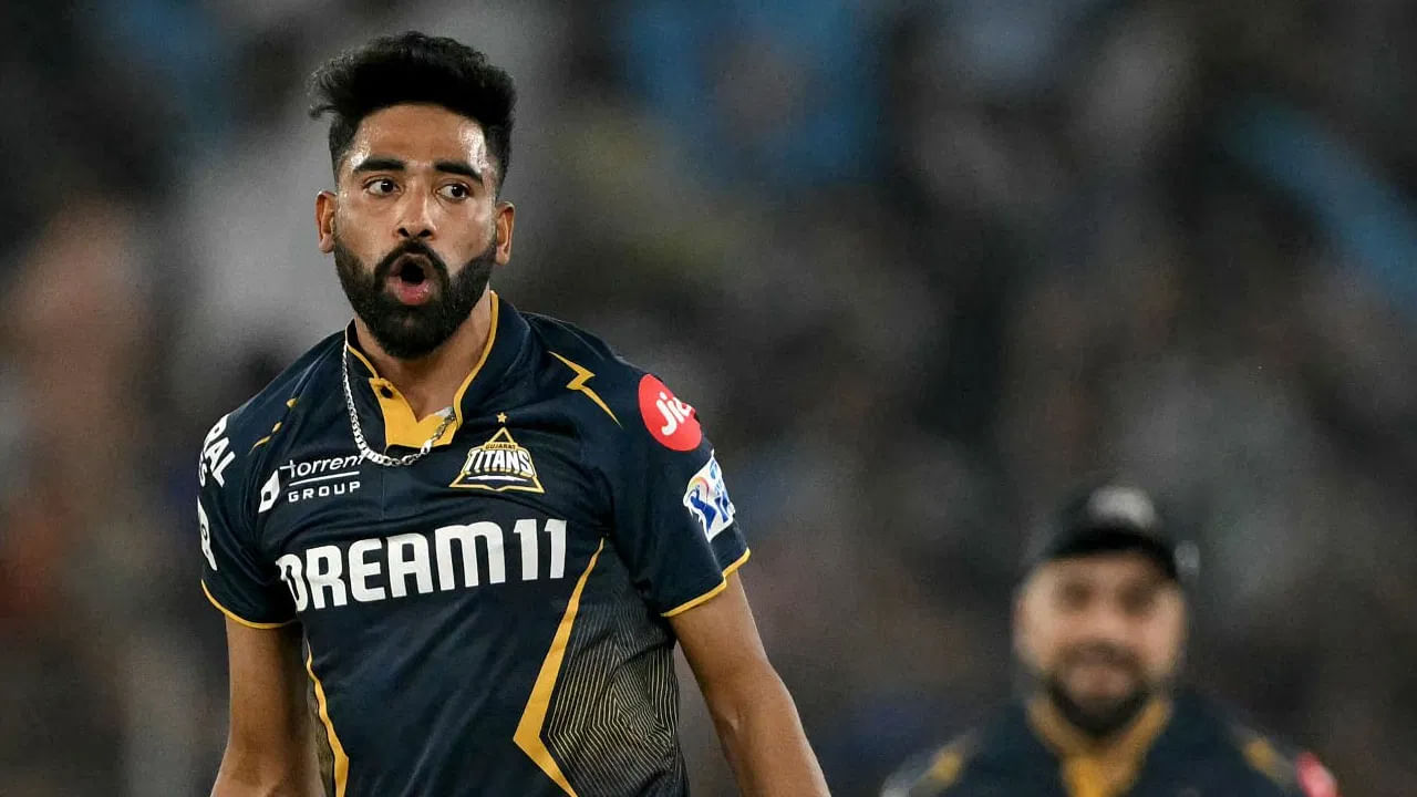 ఐపీఎల్‌ 2025 కంటే ముందు జరిగిన రిటెన్షన్స్‌లో ఆర్సీబీ మొహమ్మద్‌ సిరాజ్‌ను రిలీజ్‌ చేసింది. కానీ, తీరా సీజన్‌ స్టార్ట్‌ అయిన తర్వాత సిరాజ్‌ అద్భుతంగా బౌలింగ్‌ చేస్తూ.. తనన వదులుకొని ఆర్సీబీ తప్పు చేసిందని ప్రూవ్‌ చేస్తున్నాడు. ఈ సీజన్‌లో రాయల్ ఛాలెంజర్స్ బెంగళూరు, సన్‌రైజర్స్ హైదరాబాద్ మధ్య జరిగిన మ్యాచ్‌లలో మ్యాన్ ఆఫ్ ది మ్యాచ్ అవార్డు గెలుచుకున్న సిరాజ్, బుధవారం రాజస్థాన్ రాయల్స్‌తో జరిగిన మ్యాచ్‌లో బాగా బౌలింగ్ చేశాడు. 