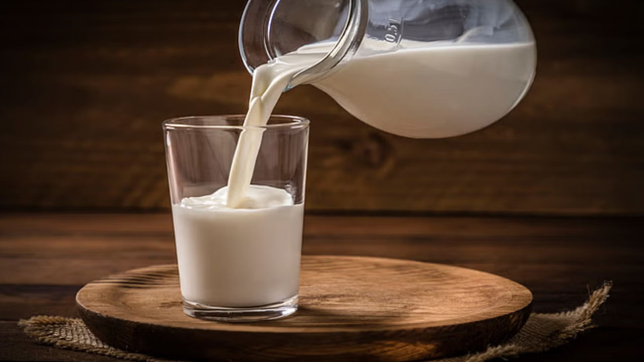 నిజానికి పచ్చి పాలు ఒక సహజ బ్లీచింగ్ ఏజెంట్. ఇందులో లాక్టిక్ యాసిడ్ ఉంటుంది. ఇది చర్మాన్ని ఎక్స్‌ఫోలియేట్ చేయడానికి పనిచేస్తుంది. ఇది చర్మం నుంచి మృత కణాలను తొలగించడంలో సహాయపడుతుంది. కొత్త కణాల పెరుగుదలను ప్రోత్సహిస్తుంది. దీనితో పాటు పచ్చి పాలు తేమను నిలుపుకునే సామర్థ్యాన్ని కలిగి ఉంటాయి. ఇది చర్మాన్ని మృదువుగా, హైడ్రేటెడ్‌గా ఉంచడంలో సహాయపడుతుంది. చర్మ సంరక్షణ కోసం పచ్చి పాలను ఎలా ఉపయోగించాలో తెలుసుకుందాం.