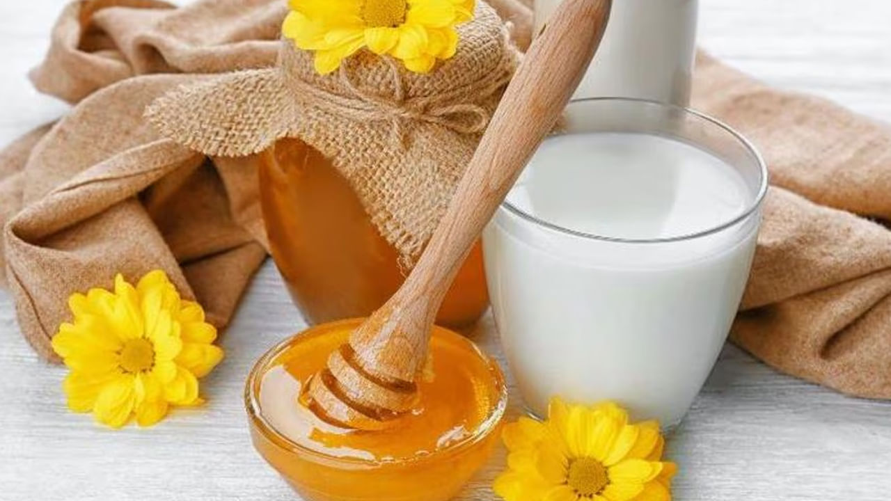 పచ్చి పాలు తేనె మిశ్రమం: పచ్చి పాలు, తేనె రెండూ చర్మానికి చాలా మేలు చేస్తాయి. తేనెలో యాంటీ ఆక్సిడెంట్లు ఉంటాయి. ఇవి చర్మాన్ని దెబ్బతినకుండా కాపాడుతాయి. ఈ ప్యాక్ తయారు చేయడానికి ఒక చెంచా తేనెను ఒక చెంచా పచ్చి పాలతో కలిపి మిశ్రమాన్ని బాగా సిద్ధం చేయండి. ఈ మిశ్రమాన్ని ముఖానికి అప్లై చేసి 15-20 నిమిషాలు ఆరనివ్వండి. తర్వాత గోరువెచ్చని నీటితో ముఖాన్ని కడుక్కోండి. ఈ ప్యాక్ మీ చర్మాన్ని మృదువుగా మార్చడంతో పాటు, చర్మ కాంతిని మెరుగుపరుస్తుంది.