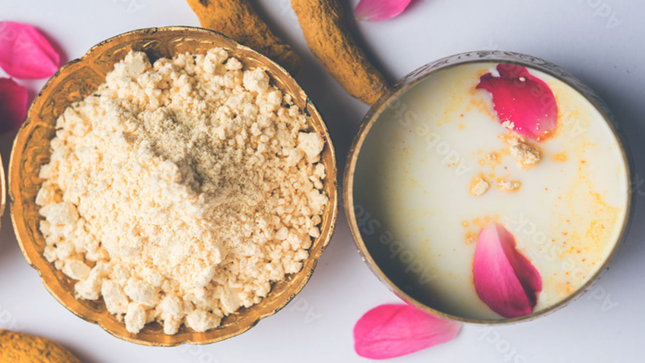 పచ్చి పాలు శనగపిండి మిశ్రమం: పచ్చి పాలు, శనగపిండి మిశ్రమం చర్మానికి చాలా ప్రయోజనకరంగా ఉంటుంది. ఈ ప్యాక్ ముఖం నుంచి అదనపు నూనెను తొలగిస్తుంది. దీనిని తయారు చేయడానికి రెండు స్పూన్ల శనగ పిండిని కొంచెం పచ్చి పాలతో కలిపి పేస్ట్ గా తయారు చేయండి. దీన్ని ముఖానికి అప్లై చేసి 10-15 నిమిషాల పాటు ఆరనివ్వండి. తర్వాత గోరువెచ్చని నీటితో కడగాలి. ఈ ప్యాక్ చర్మపు రంగును మెరుగుపరచడంలో.. మృదువుగా చేయడంలో సహాయపడుతుంది.
