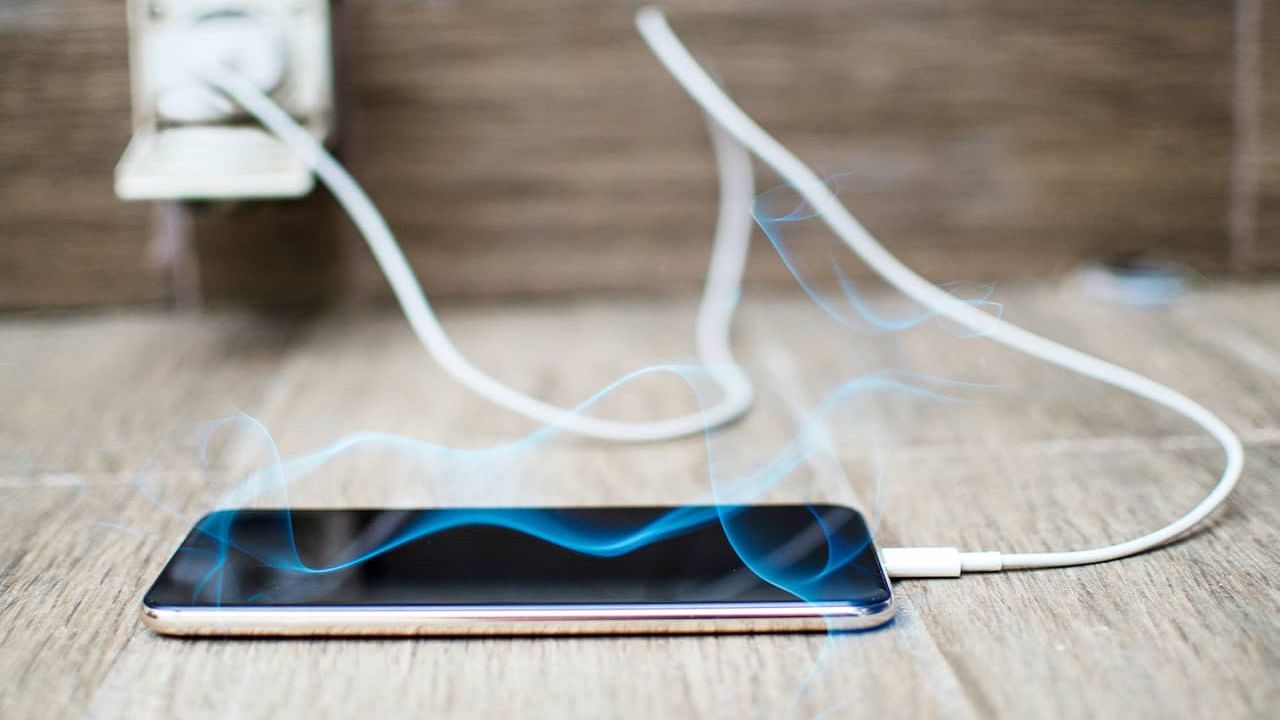Smartphone Tips: స్మార్ట్ ఫోన్ వేడెక్కిపోతుందా..? ఈ సింపుల్ చిట్కాలతో సమస్య ఫసక్..!