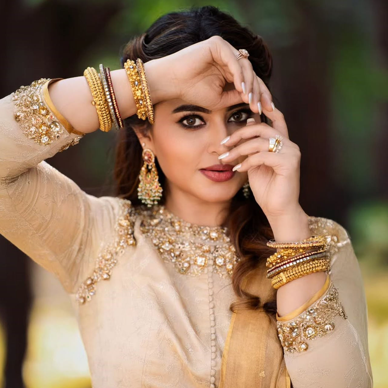 టాలీవుడ్ బాపు బొమ్మగా.. జూనియర్ సౌందర్యగా గుర్తింపు తెచ్చుకుంది హీరోయిన్ స్నేహ. తెలుగుతోపాటు తమిళం, కన్నడ, మలయాళం భాషలలో ఎన్నో సూపర్ హిట్ చిత్రాల్లో నటించి తనకంటూ ప్రత్యేక గుర్తింపు సంపాదించుకుంది ఈ ముద్దుగుమ్మ.