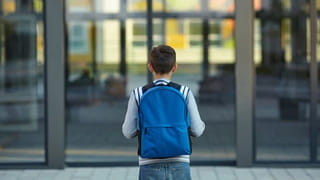 Telangana: పైకి చూస్తే ఏపైన పంట.. లోనికి వెళ్లి చెక్ చేయగా…